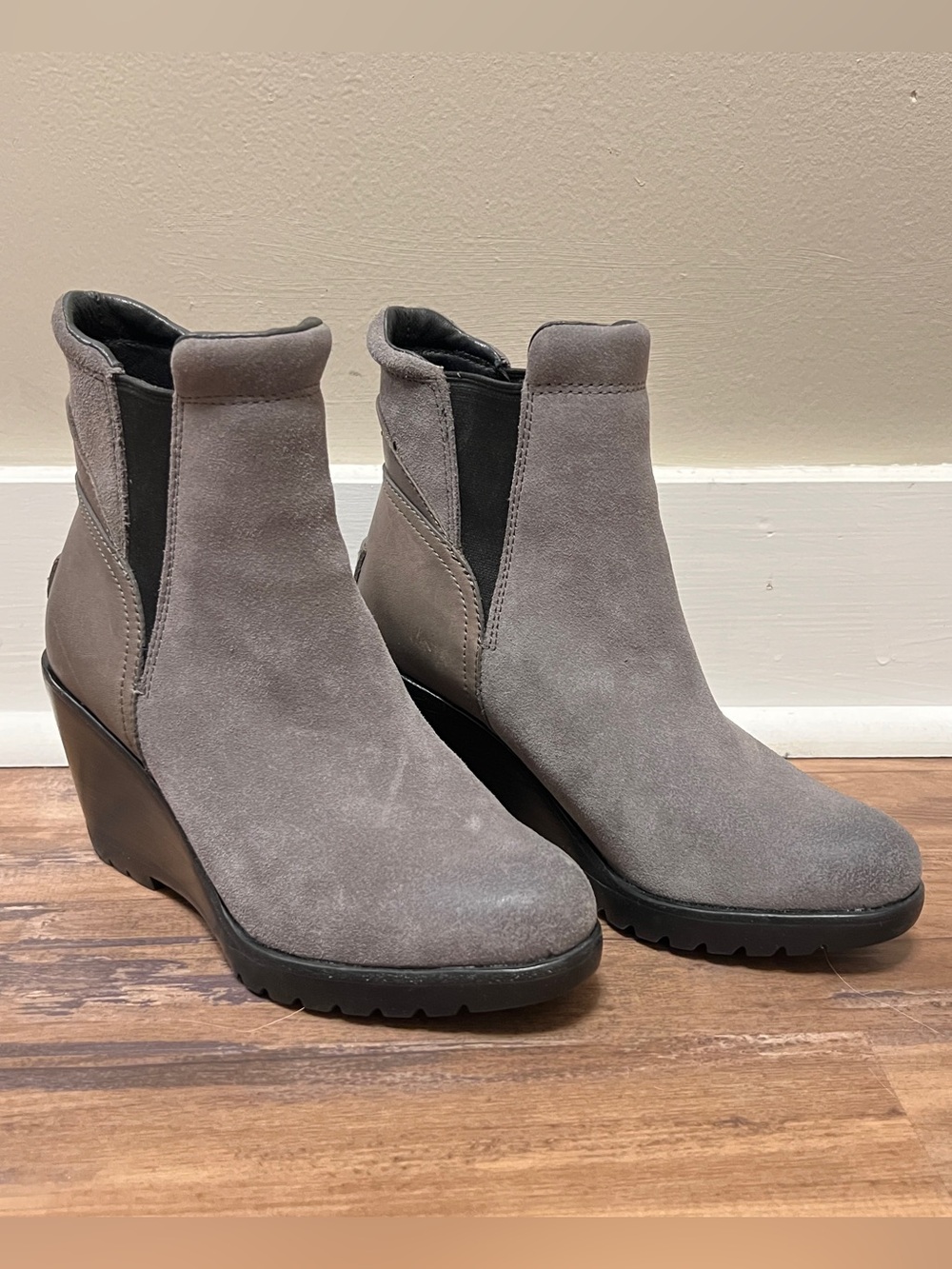 SOREL After Hours Chelsea Gray Suede Wedge Ankle Boots Sz 6